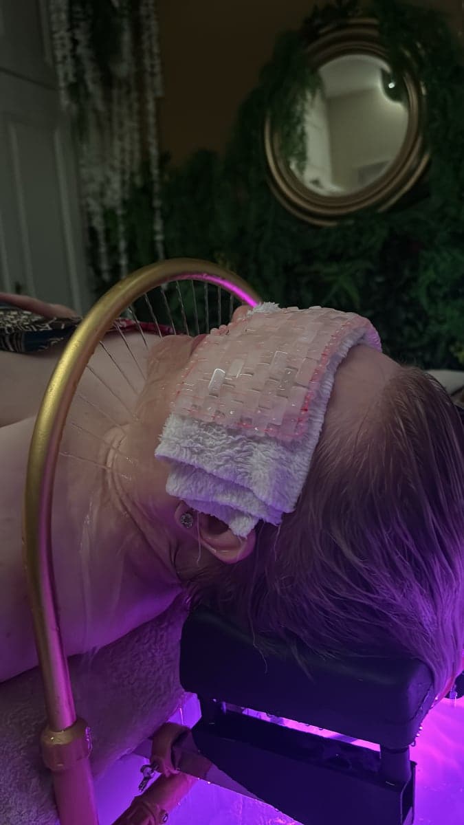 Atmosphärische Headspa-Behandlung mit Dampf bei MAYKOSMETIK