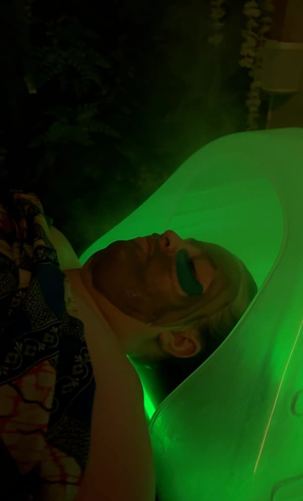 Entspannter Moment während einer Headspa-Behandlung