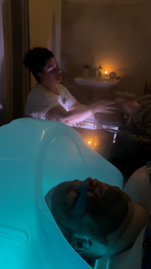 Kopfhautpflege während einer Headspa-Behandlung