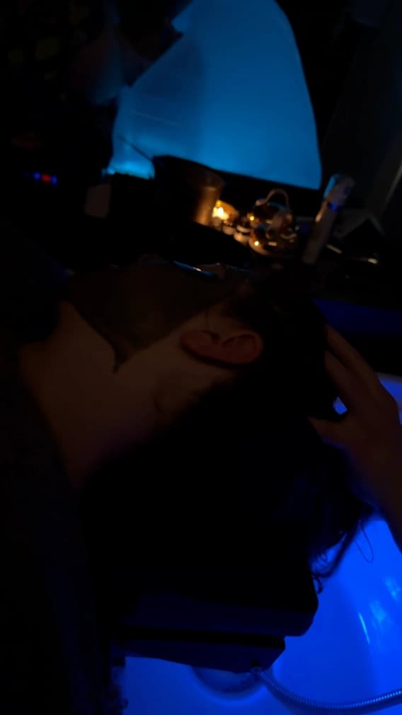 Headspa mit Aromadampf und ruhiger Atmosphäre